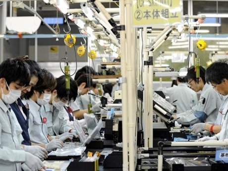Trabajadores vietnamitas trabajan en una fábrica de portátiles en Kobe, en el oeste de Japón. (Foto: baodautu.vn)