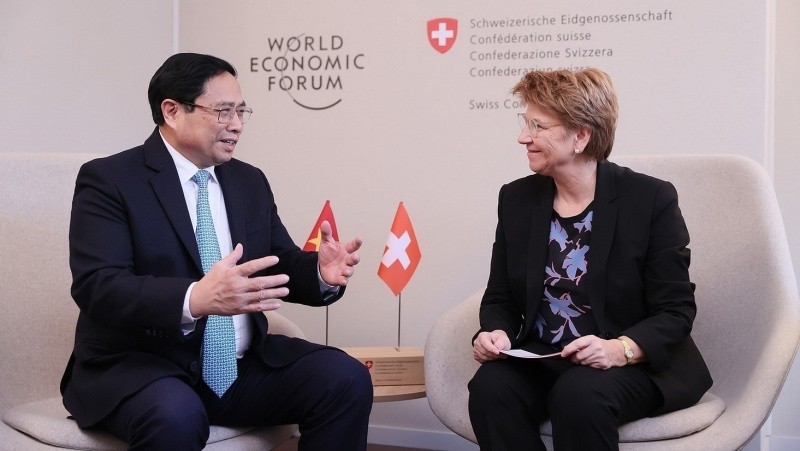 El primer ministro Pham Minh Chinh y la presidenta de Suiza, Viola Amherd, 
