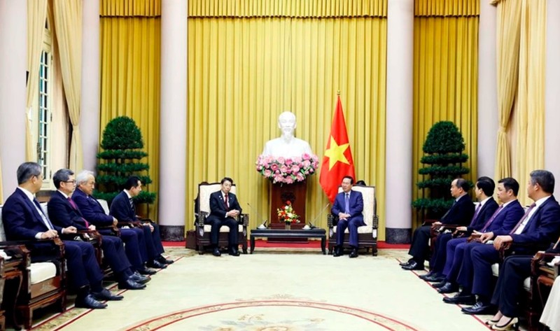El presidente de Vietnam, Vo Van Thuong (derecha), conversa con el gobernador de la prefectura japonesa de Fukuoka, Hattori Seitaro, (Foto: VNA)