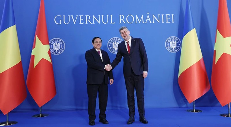 El primer ministro de Vietnam, Pham Minh Chinh (izquierda), y su homólogo rumano, Ion-Marcel Ciolacu. (Foto: VNA)