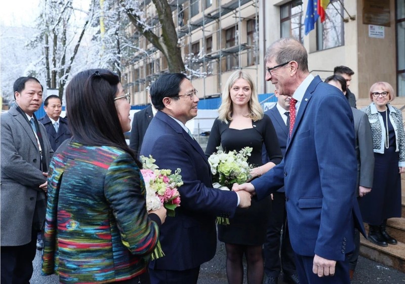 El primer ministro de Vietnam, Pham Minh Chinh, visita a la Universidad Técnica de Ingeniería Civil de Bucarest. (Foto: VNA)