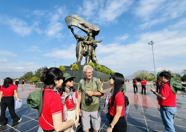 Los turistas visitan el Monumento a la Victoria de Dien Bien Phu. (Foto: VNA)