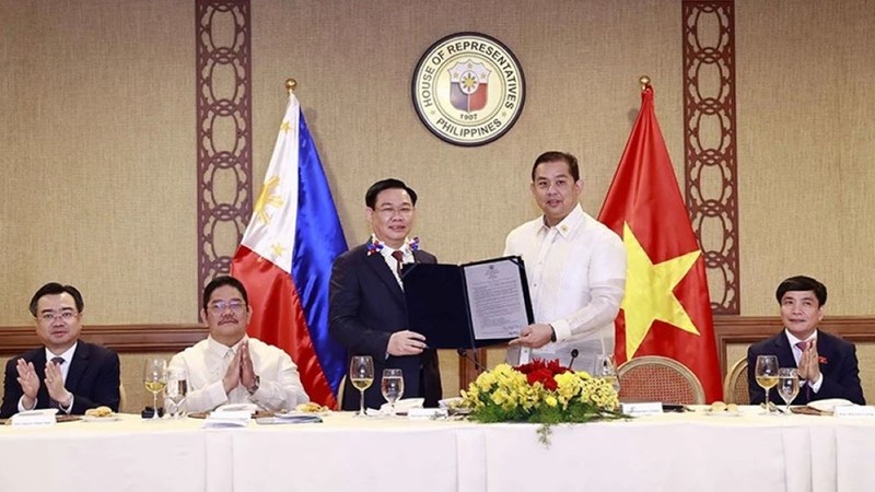 El presidente del Parlamento de Vietnam, Vuong Dinh Hue, y el titular de la Cámara de Representantes de Filipinas, Ferdinand Martín Romualdez. (Foto: VNA)
