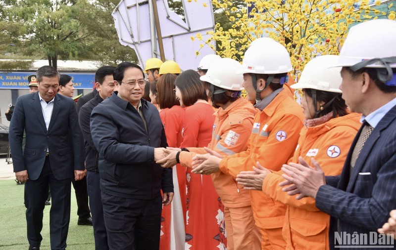 El primer ministro Pham Minh Chinh con trabajadores en la provincia de Thanh Hoa.