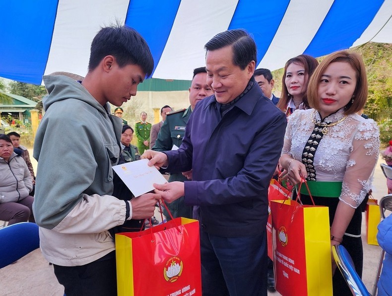 El viceprimer ministro Le Minh Khai entrega obsequios en ocasión de Tet a familias beneficiarias de políticas sociales, hogares pobres y trabajadores en circunstancias difíciles en el distrito de Nam Po, provincia de Dien Bien.