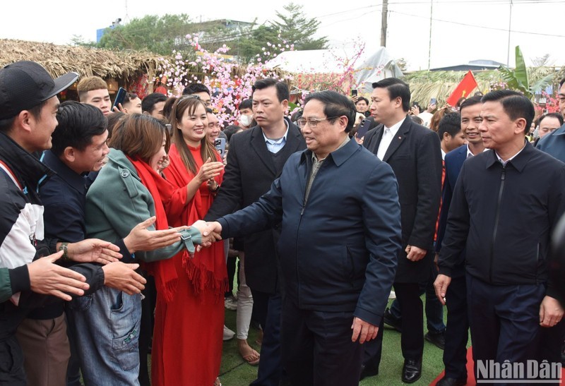 El primer ministro Pham Minh Chinh y la población en el parque industrial Hoang Long, en la ciudad de Thanh Hoa.