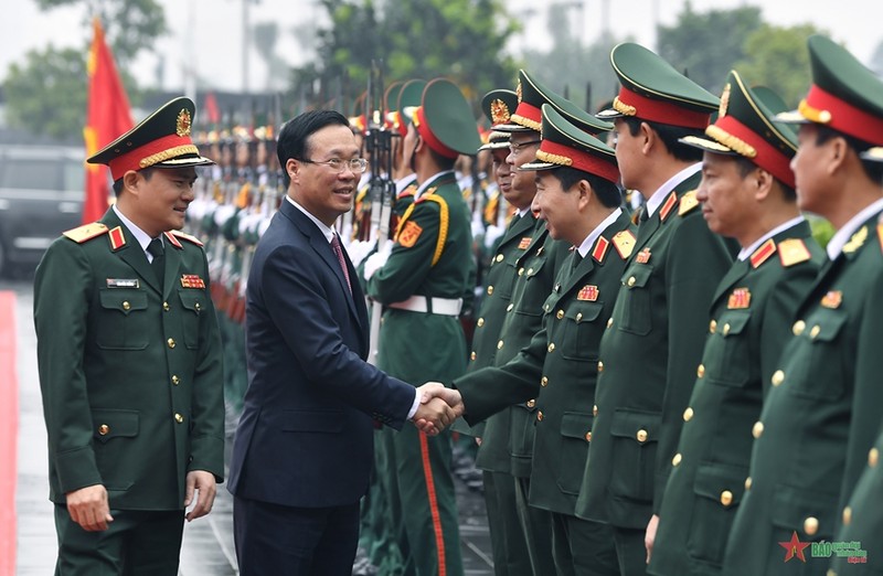 El presidente de Vietnam, Vo Van Thuong, visita al grupo Viettel (Foto: qdnd.vn)