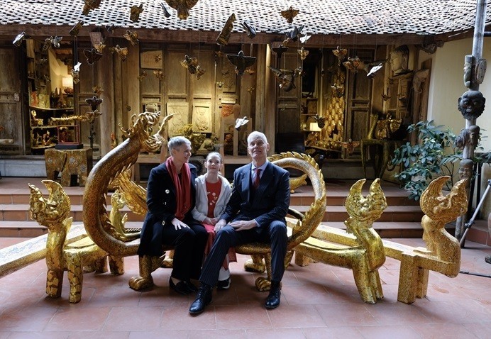 La familia de la embajadora se sienta en el banco del Dragón, símbolo del zodíaco del año 2024. (Foto: baoquocte.vn)