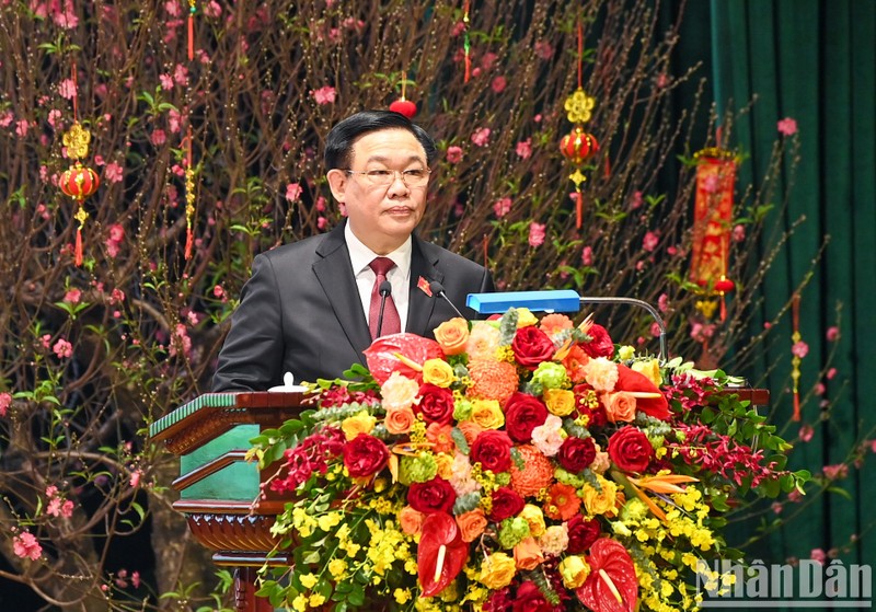El presidente de la Asamblea Nacional, Vuong Dinh Hue, habla en el evento.