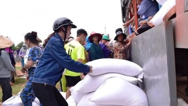 Los pobladores reciben arroz del Estado. (Foto: thanhnien.vn)