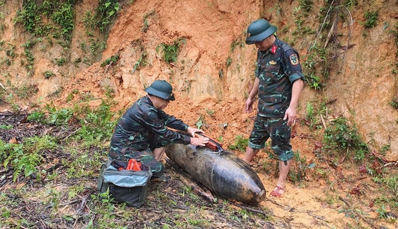 Zapadores del Comando Militar de la provincia de Nghe An desactivan la bomba. (Foto: qdnd.vn)
