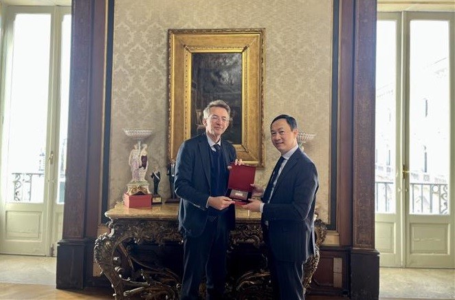 El embajador de Vietnam en Italia, Duong Hai Hung, y el alcalde de Nápoles, Gaetano Manfredi. (Foto: VNA)