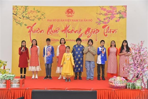 Los niños vietnamitas en la India interpretan canciones con motivo del Tet. (Foto: VNA)