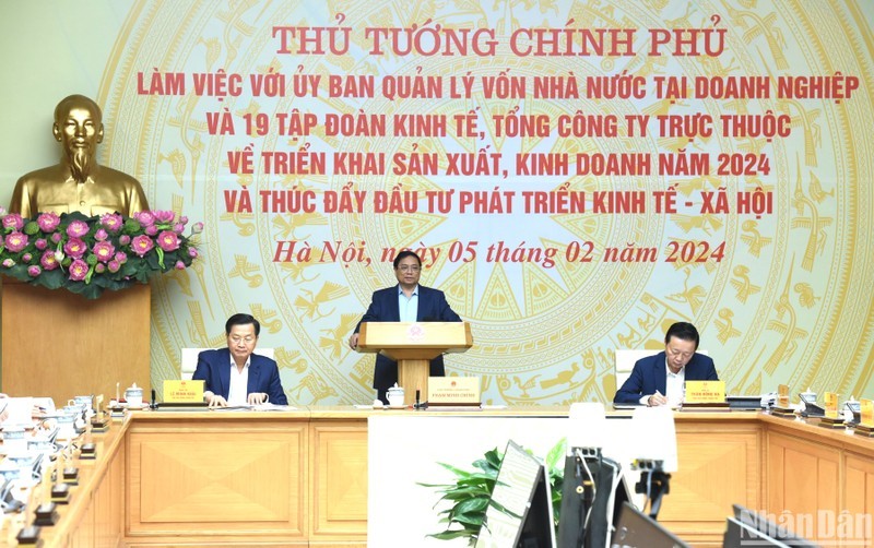 El primer ministro de Vietnam, Pham Minh Chinh, preside una reunión.