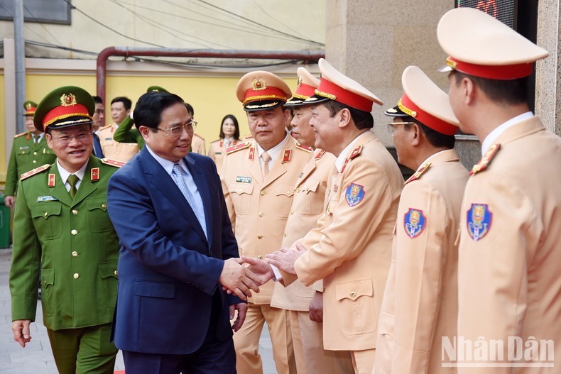 El primer ministro de Vietnam, Pham Minh Chinh, con los oficiales y soldados del Departamento de Policía de Tránsito. 