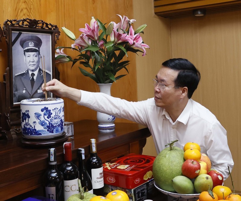 El presidente de Vietnam, Vo Van Thuong, rinde tributo al difunto presidente Le Duc Anh. (Foto: VNA)