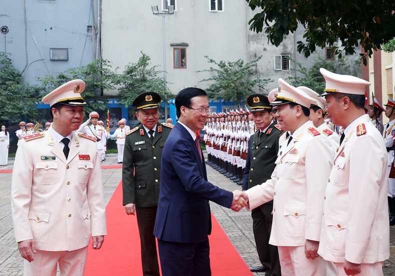 El presidente de Vietnam, Vo Van Thuong, con las autoridades del Alto Mando de la Guardia (Foto: VNA)
