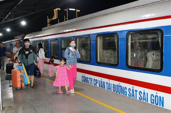 Trabajadores abordan el “tren de primavera” para regresar a la tierra natal (Foto: VNA)
