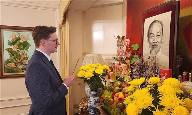 Kyril Whittaker, investigador de política e historia sobre Vietnam y miembro del Partido Comunista del Reino Unido, rinde homenaje al presidente Ho Chi Minh en la Embajada de Hanói en Londres. (Foto: VNA)