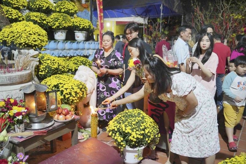 Los vietnamitas visitan la pagoda en Año Nuevo Lunar (Foto: VNA)