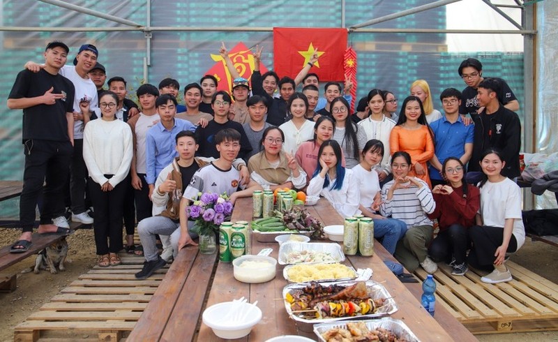 Los estudiantes y pasantes vietnamitas del grupo AICAT (Foto: VNA)