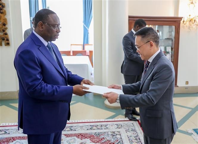 El embajador Tran Quoc Khanh presenta carta credencial al presidente de Senegal, Macky Sall. (Foto: VNA)
