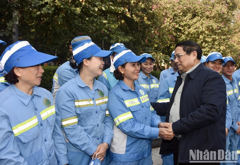 El primer ministro Pham Minh Chinh anima a los trabajadores de la Compañía de Medio Ambiente Urbano de Hanói.