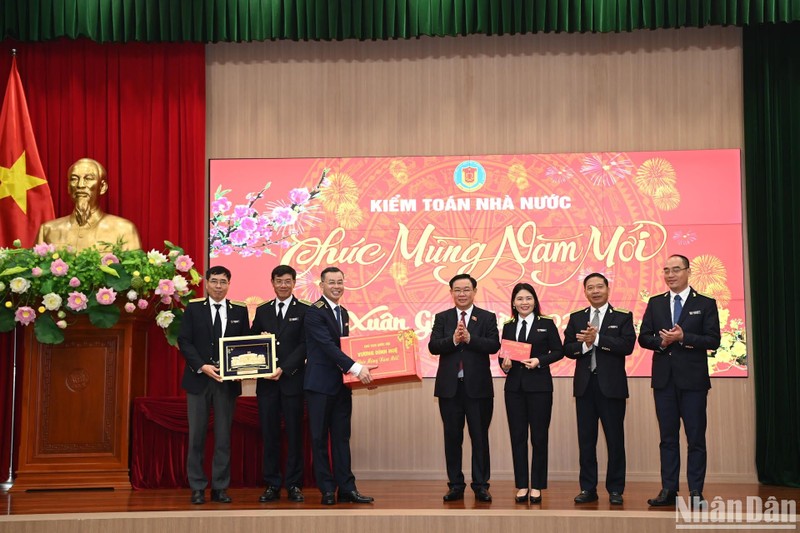 El presidente de la Asamblea Nacional, Vuong Dinh Hue, entrega obsequios a la Auditoría Estatal de Vietnam.