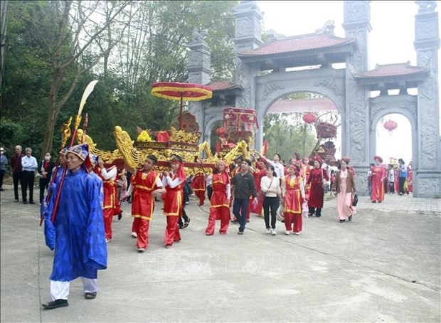 Procesión de palanquín en el Festival Tradicional de la Cueva Hoa Lu. (Foto: VNA)