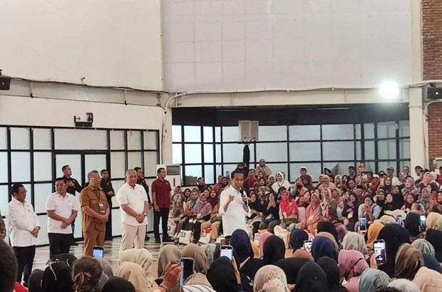El presidente de Indonesia, Joko Widodo, entrega asistencia de arroz a las familias beneficiarias en Tangerang del Sur, Banten, el 19 de febrero de 2024. (Foto: ANTARA/Mentari Dwi G/rst)