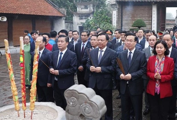 El presidente Vo Van Thuong y los delegados ofrecen incienso al rey An Duong Vuong (Foto: VNA)