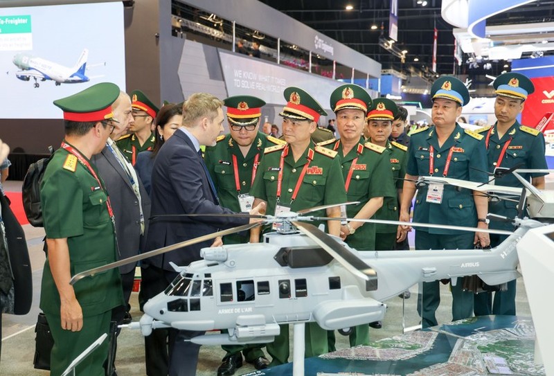 La delegación del Ministerio de Defensa de Vietnam visita el stand de Airbus en la exposición. (Foto:VNA)
