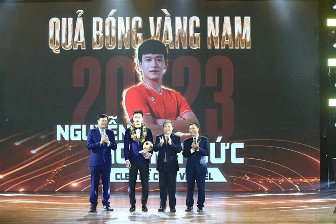 El mediocampista Nguyen Hoang Duc gana el Balón de Oro de Vietnam 2023 (Foto: VNA) 
