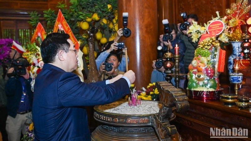 El presidente de la Asamblea Nacional, Vuong Dinh Hue, ofrece flores e incienso para rendir tributo al Presidente Ho Chi Minh en la zona especial de reliquias nacionales de Kim Lien. en el distrito de Nam Dan.