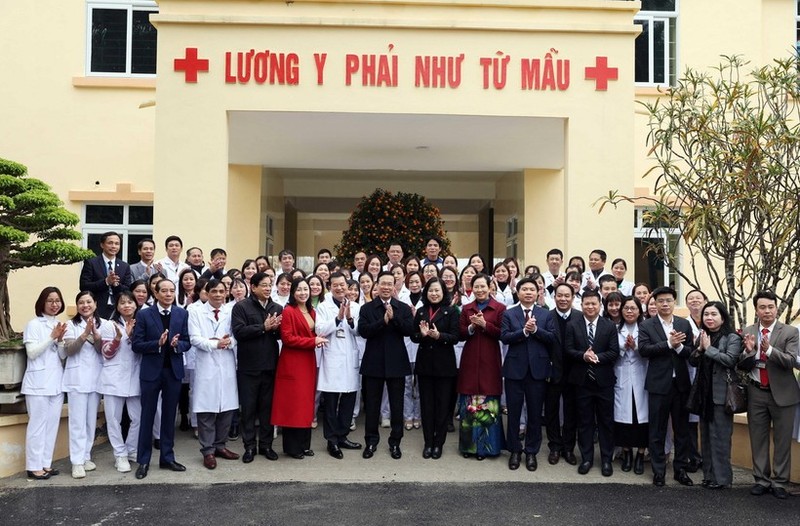 El presidente de Vietnam, Vo Van Thuong, y los médicos de la estación médica de la comuna de Thanh Phong, distrito de Thanh Liem. (Foto: VNA)