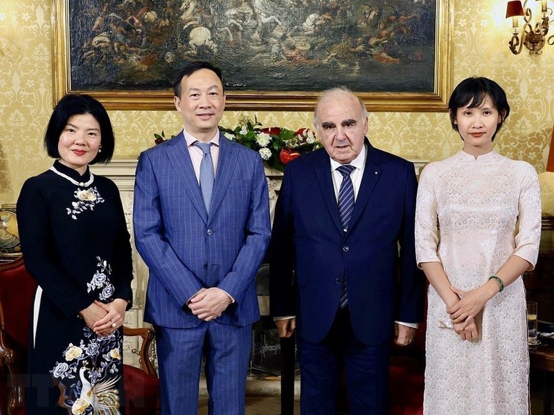 El presidente de Malta, George Vella, recibe al embajador vietnamita en Italia concurrente en Malta, Duong Hai Huong (Foto: VNA)
