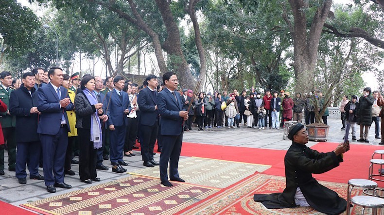 Funcionarios de la provincia de Bac Ninh ofrecen incienso para rendir homenaje a los méritos del rey Kinh Duong Vuong.