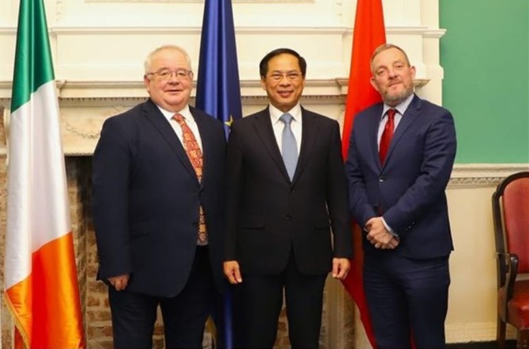 El ministro de Relaciones Exteriores de Vietnam, Bui Thanh Son, se reúne con el presidente del Senado de Irlanda (Seanad Éireann), Jerry Buttimer, y con el titular de la Asamblea del país europeo (Dáil Éireann), Seán Ó Fearghaíl. (Foto: VNA)