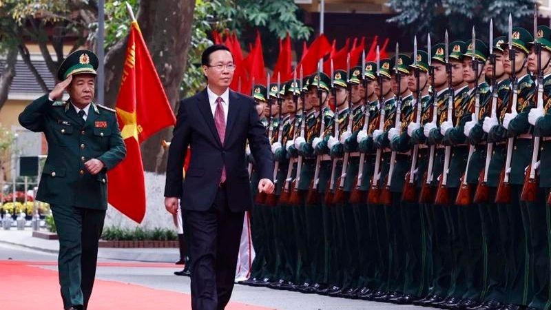El presidente Vo Van Thuong revisa la guardia de honor.