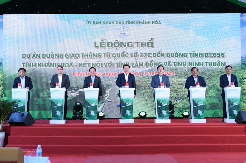 En la ceremonia de inicio de construcción de una carretera que conecta las provincias centrales de Lam Dong y Ninh Thuan. (Foto: daibieunhandan.vn)