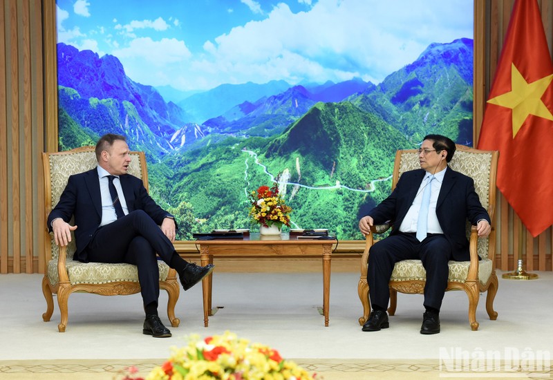 El primer ministro de Vietnam, Pham Minh Chinh, recibe al ministro italiano de Agricultura, Soberanía Alimentaria y Bosques, Francesco Lollobrigida. 