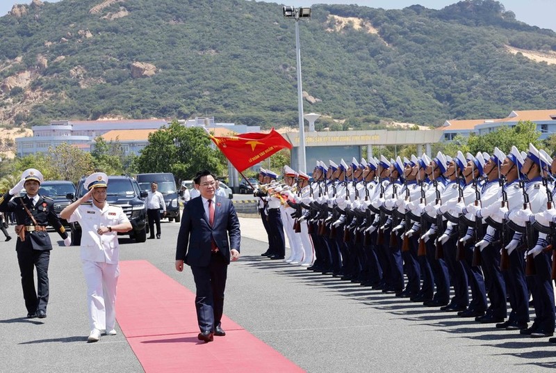El presidente del Parlamento Vuong Dinh Hue visita la Brigada Submarina 189.