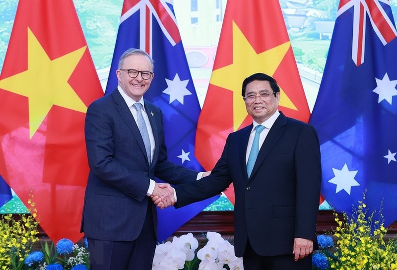 El primer ministro de Vietnam, Pham Minh Chinh (en la derecha), y su homólogo australiano, Anthony Albanese, en Hanói (Foto: VNA)