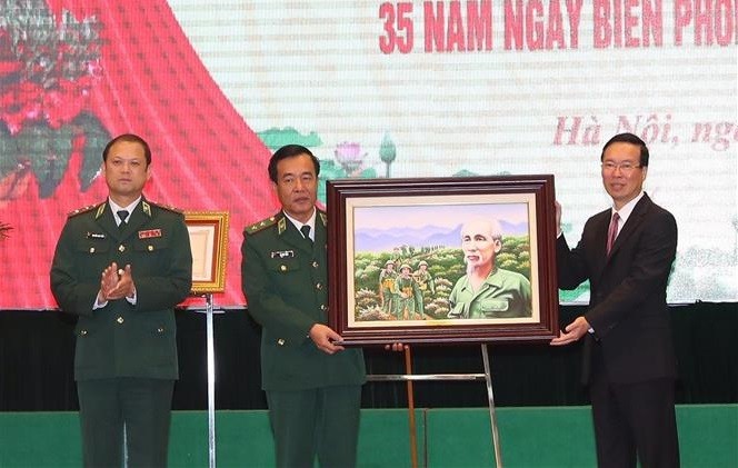 El presidente Vo Van Thuong (derecha) presenta un retrato del Presidente Ho Chi Minh al Alto Mando de la Guardia Fronteriza. (Foto: VNA)