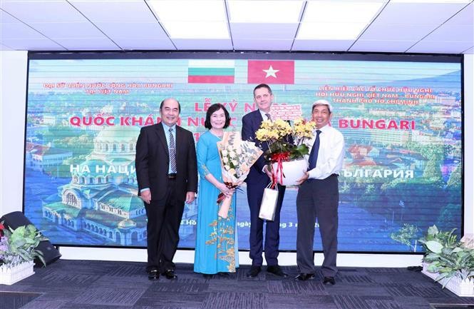 Pavlin Todorov, embajador de Bulgaria en Vietnam, recibe flores de felicitación por parte de los representantes de la Unión de Organizaciones de Amistad de las Ciudades y Asociación de Amistad Vietnam - Bulgaria. (Foto: VNA)