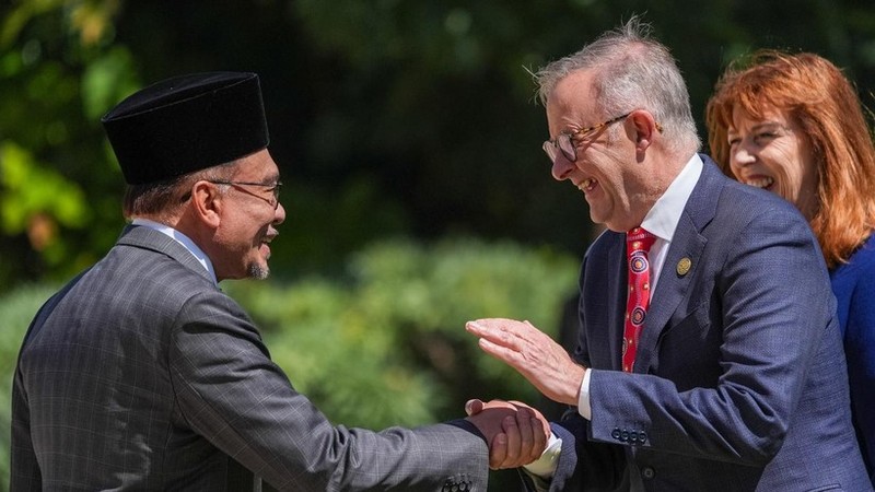 El primer ministro malasio, Anwar Ibrahim (izquieda), y su homólogo de Australia, Anthony Albanese. (Foto: The Australian)