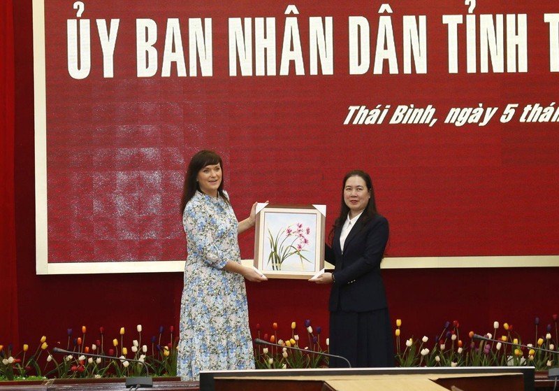 La vicepresidenta del Comité Popular de Thai Binh Tran Thi Bich Hang entrega un obsequio a la ministra del Interior y de Salud de Dinamarca, Sophie Løhde Jacobsen. (Foto: thaibinh.gov.vn)