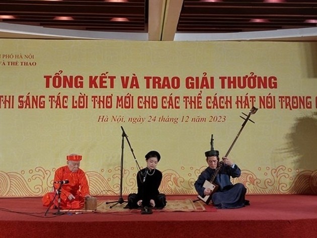 Práctica del canto folclórico Ca tru por artesanos de Hanói. (Foto: thanhtra.com.vn)