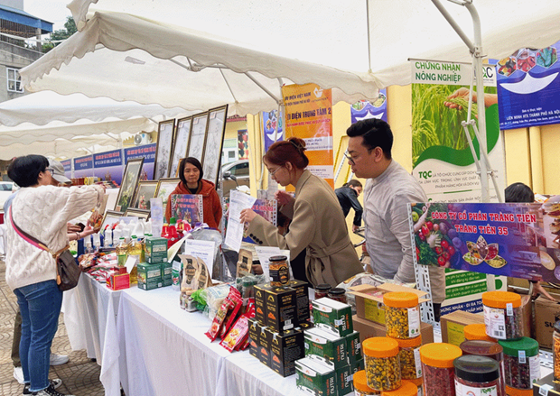 En una feria de productos OCOP (Foto: hanoitimes.vn)