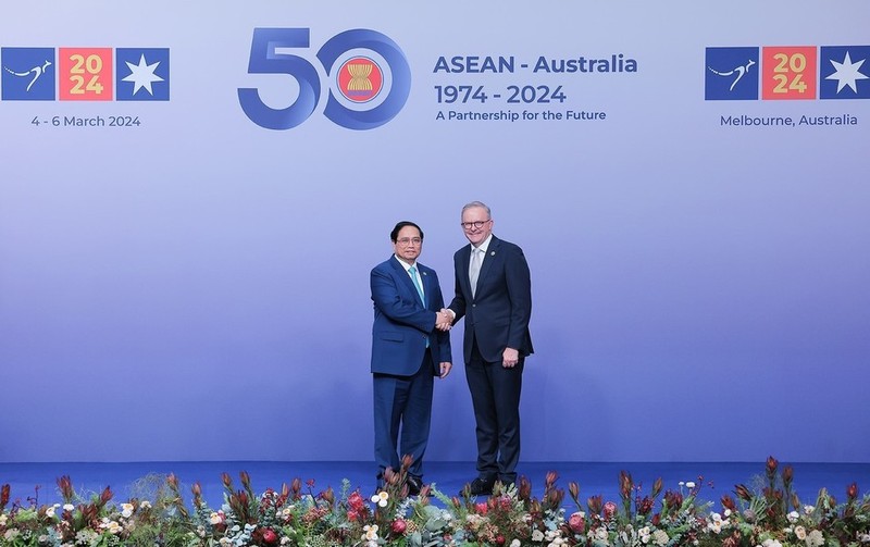 El primer ministro de Australia,Anthony Albanese, da la bienvenida a su homólogo vietnamita, Pham Minh Cihinh. (Foto: VNA)